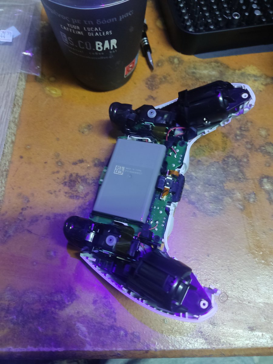 KreissonGR's tweet photo. PS5 DualSense controller teardown and fix R2 spring https://t.co/IAEzaXWQqg