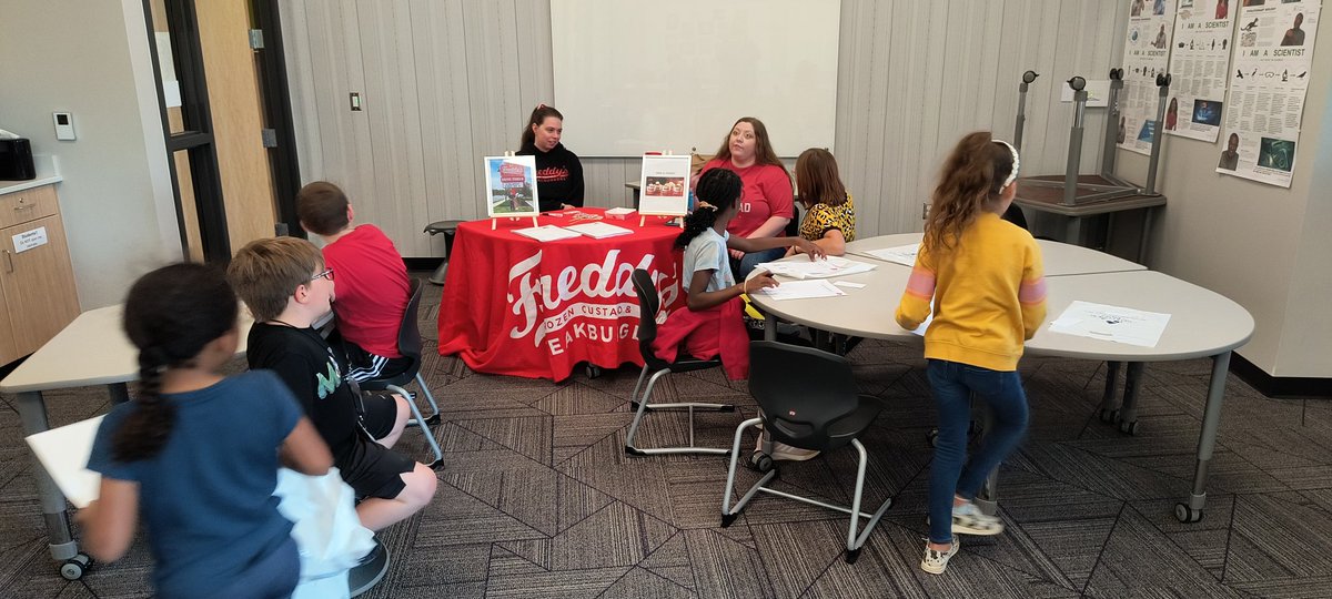 CareerExplo260's tweet photo. So much fun going on at Oaklawn Elementary School Career Fair!! #DerbyProud. https://t.co/NkroKIbLgi