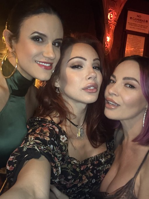 1 pic. @pamperedpenny @danadearmond just some hot ass milfs out past their bedtime https://t.co/9AoH