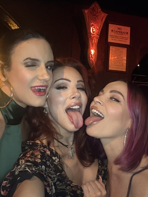 2 pic. @pamperedpenny @danadearmond just some hot ass milfs out past their bedtime https://t.co/9AoH