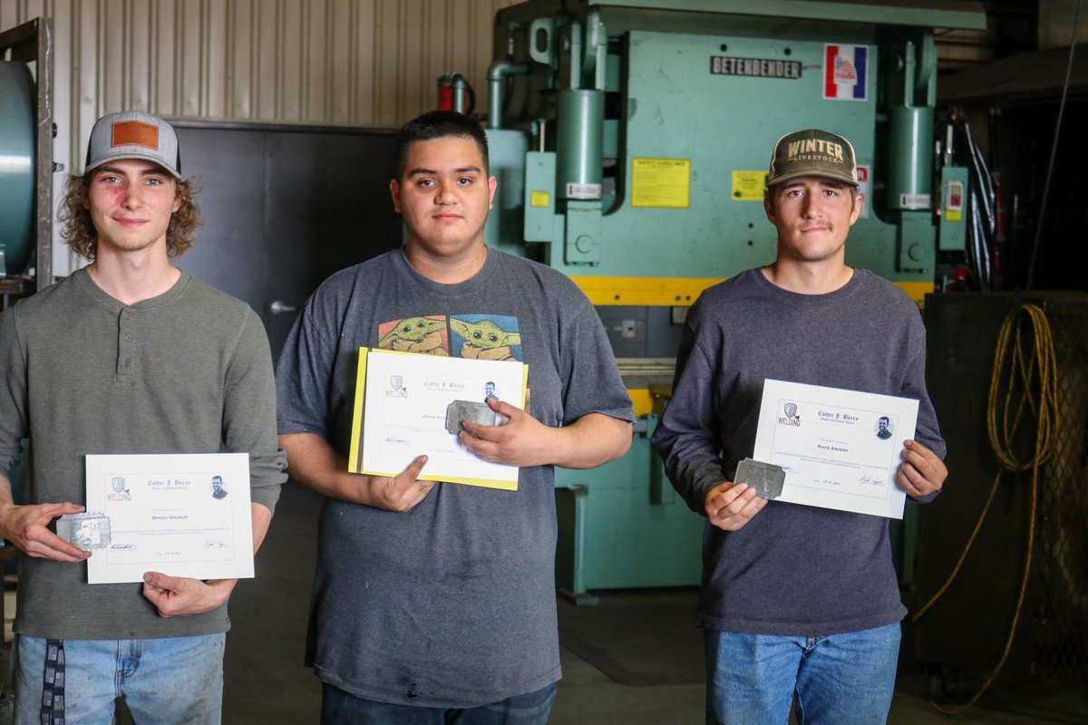 GCCCBroncbuster's tweet photo. We would like to congratulate all #GCCCWelding graduates! On Wednesday, May 10th, students were recognized for their achievements during the annual pig roast/graduation party. ๐๐
Congratulations, #Busters! ๐
#FromHERE
#WeldingAtGCCC
#TechProgram
#CommunityCollege https://t.co/rmvkue3vD4