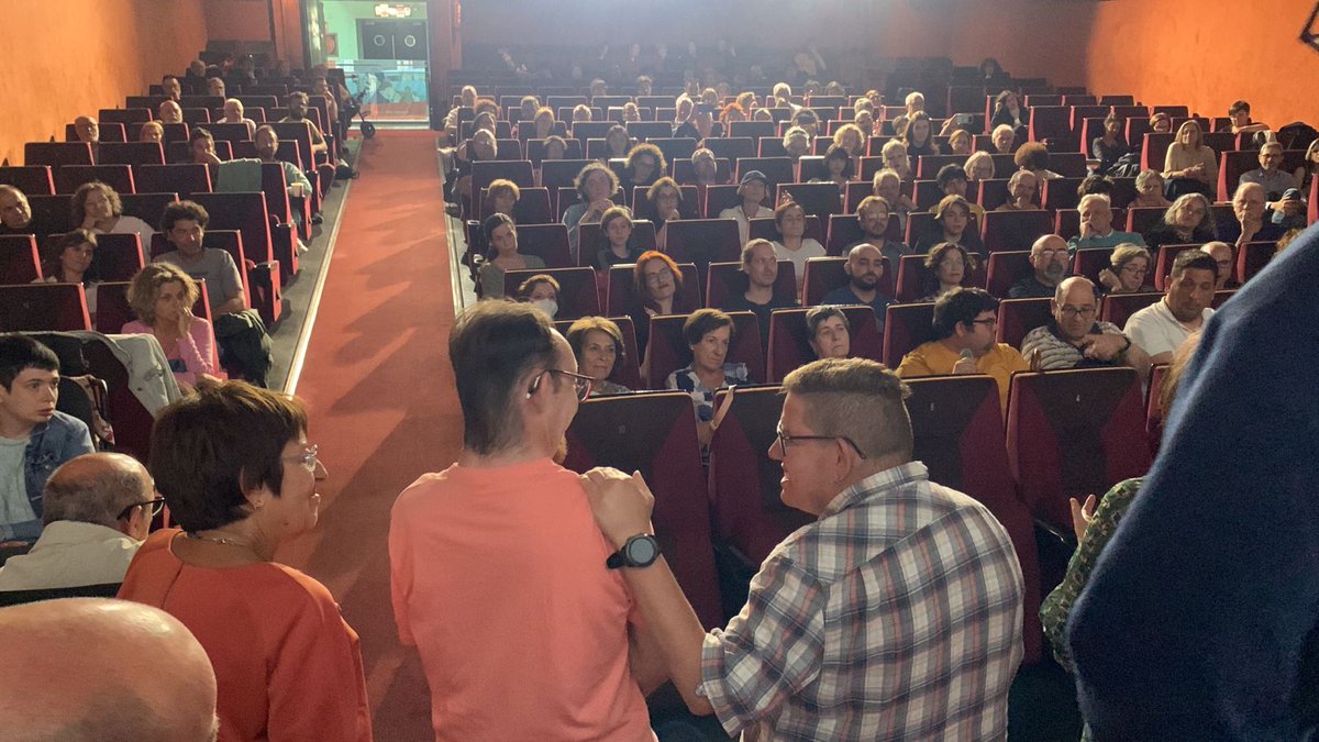 DocsValencia's tweet photo. Función multitudinaria de «La naturaleza de lo extraordinario». Gracias a @EPLValencia por acompañarnos en esta bella proyección en @cineslys.

#7DocsValència https://t.co/N9hSVmaxTo
