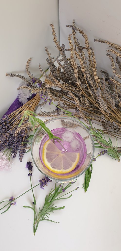 Daiyame's tweet image. Gerade die letze Portion Lavendel-Sirup aufgebraucht und beim aktuell Wetter, wird's wohl Zeit bald neuen zu machen. 💜
(War zwar nicht so hübsch wie die Referenz Bilder, aber genau so lecker. 😁)
#KitchenStuff