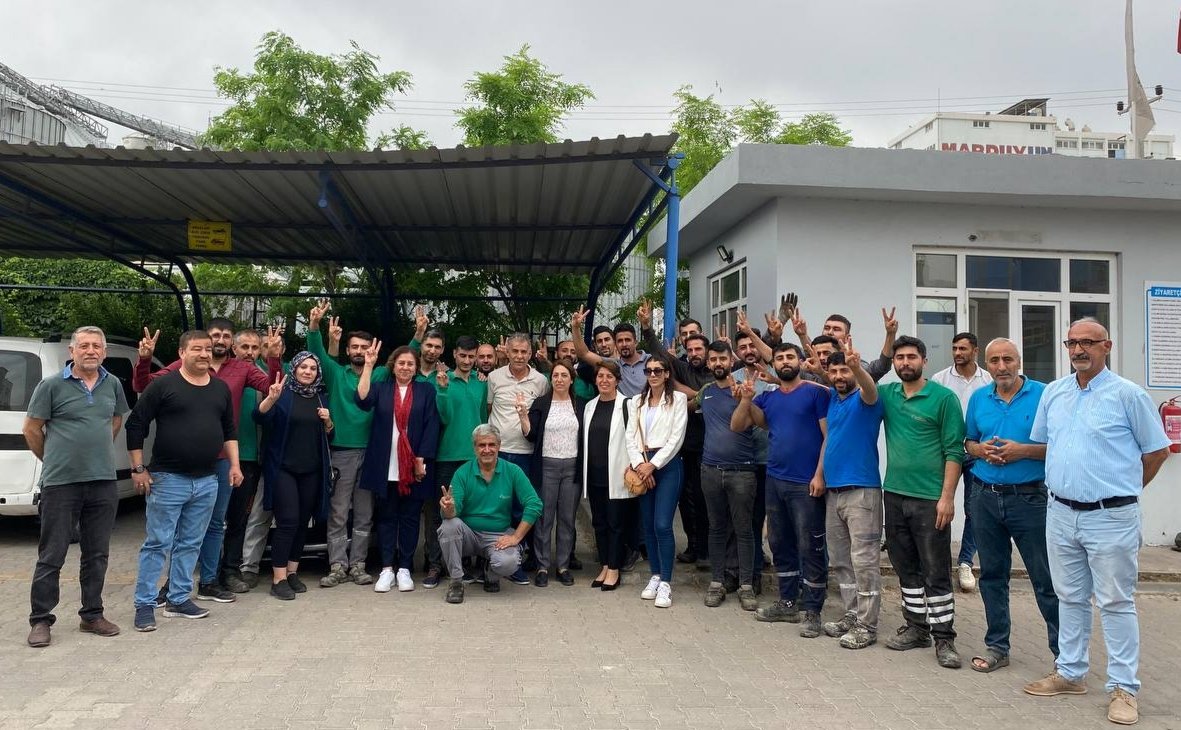 Saliha_Aydeniz's tweet photo. Bugün Mardin Organize Sanayi Sitesini ziyaret ederek emekçi halkımız ile bir araya geldik. Bu adaletsiz düzenin ve ekonomik krizlerin mimarlarını 14 Mayıs'ta hep birlikte göndereceğiz.
#DisaEm https://t.co/9rFgcbpBDd