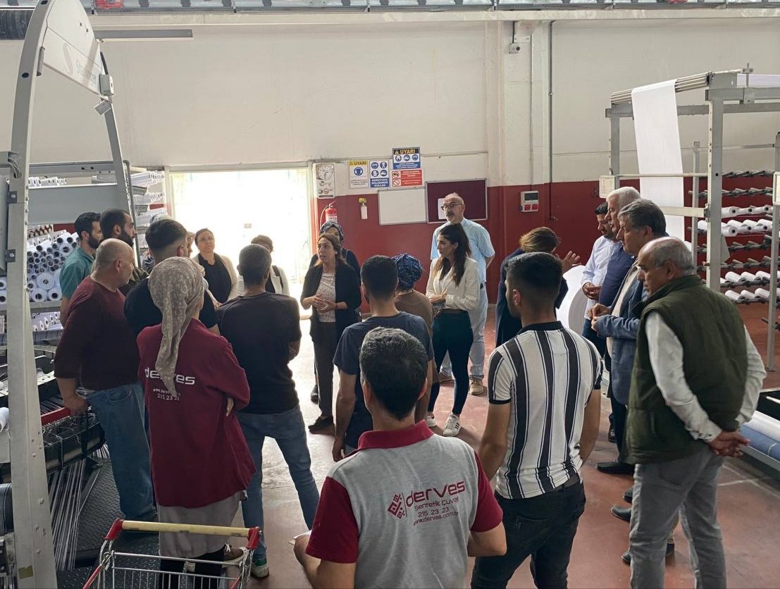 Saliha_Aydeniz's tweet photo. Bugün Mardin Organize Sanayi Sitesini ziyaret ederek emekçi halkımız ile bir araya geldik. Bu adaletsiz düzenin ve ekonomik krizlerin mimarlarını 14 Mayıs'ta hep birlikte göndereceğiz.
#DisaEm https://t.co/9rFgcbpBDd