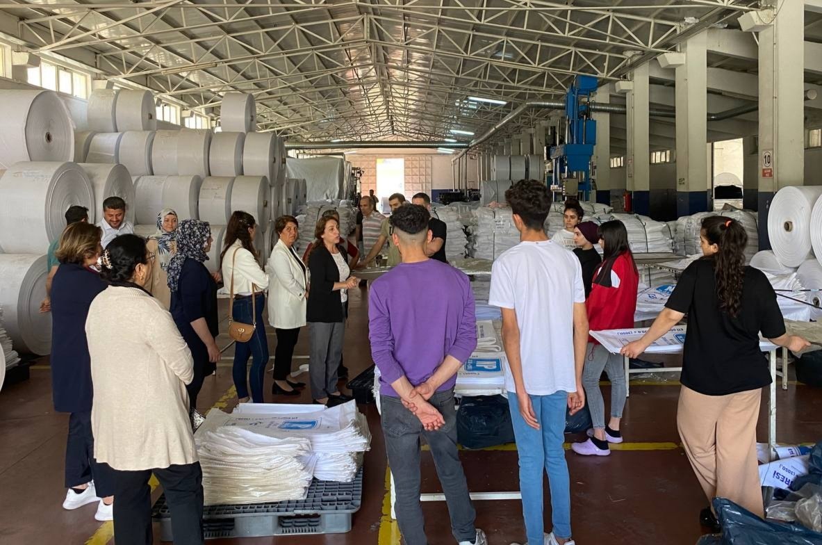 Saliha_Aydeniz's tweet photo. Bugün Mardin Organize Sanayi Sitesini ziyaret ederek emekçi halkımız ile bir araya geldik. Bu adaletsiz düzenin ve ekonomik krizlerin mimarlarını 14 Mayıs'ta hep birlikte göndereceğiz.
#DisaEm https://t.co/9rFgcbpBDd