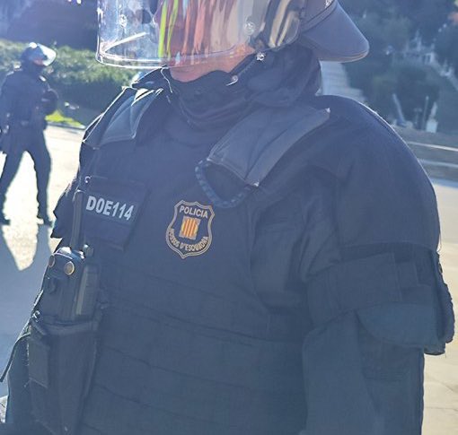 Josep Costa (@josepcosta) on Twitter photo Benvolgut agent D0E114, ves buscant advocat que el proper 13 de juny finalment ens veurem les cares al jutjat.
Benvolgut <a href="/joanignasielena/">Joan Ignasi Elena</a>, em podeu confirmar si <a href="/interiorcat/">Interior i Seguretat Pública</a> es fa càrrec amb recursos públics de la defensa dels policies que van agredint gratuïtament ciutadans? Benvolgut agent D0E114, ves buscant advocat que el proper 13 de juny finalment ens veurem les cares al jutjat.
Benvolgut <a href="/joanignasielena/">Joan Ignasi Elena</a>, em podeu confirmar si <a href="/interiorcat/">Interior i Seguretat Pública</a> es fa càrrec amb recursos públics de la defensa dels policies que van agredint gratuïtament ciutadans?