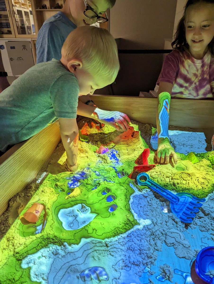 INGeoSurvey's tweet image. Visitors of all ages can explore topography, watershed, and natural hazard concepts through sensory play with our #ARsandbox.