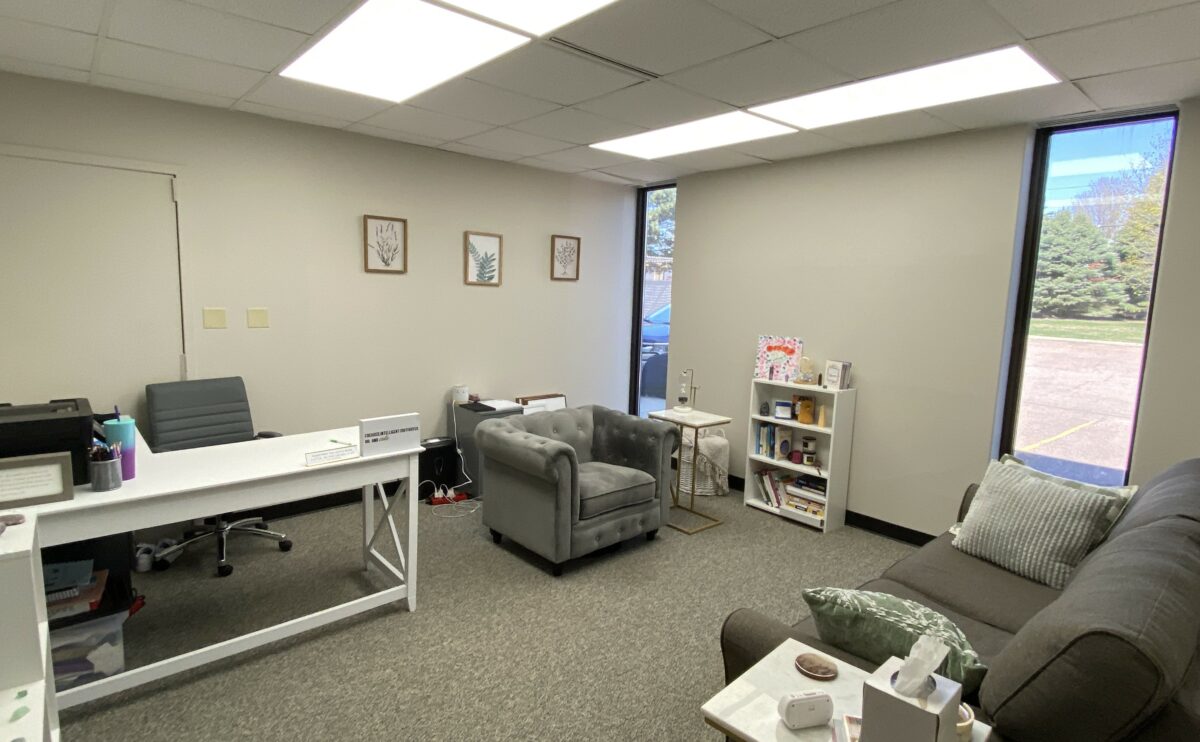 benderco's tweet photo. FOR SUBLEASE: Jameson Building Space

• Main level office space in the Jameson building on South Phillips Avenue
• Space comprised of open work area, two private offices, and a small storage closet
• Large windows provide natural light

See more: https://t.co/uGzcilIzVV https://t.co/rkhR6WEace