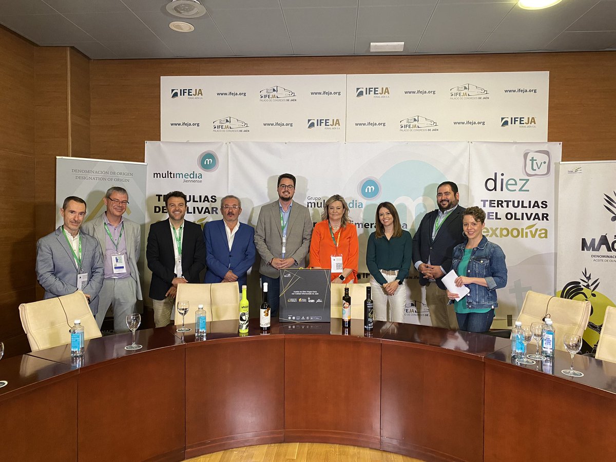 DOSierraMagina's tweet photo. Visita del Ministro de Agricultura @LuisPlanas @mapagob en Expoliva y encuentro con cooperativas de nuestra Denominación de Origen Sierra Mágina
Además hemos realizado catas y show cooking de @Marcos_Reguera con las DOP andaluzas, y una tertulia en @MJiennense https://t.co/aauu6X3LxV