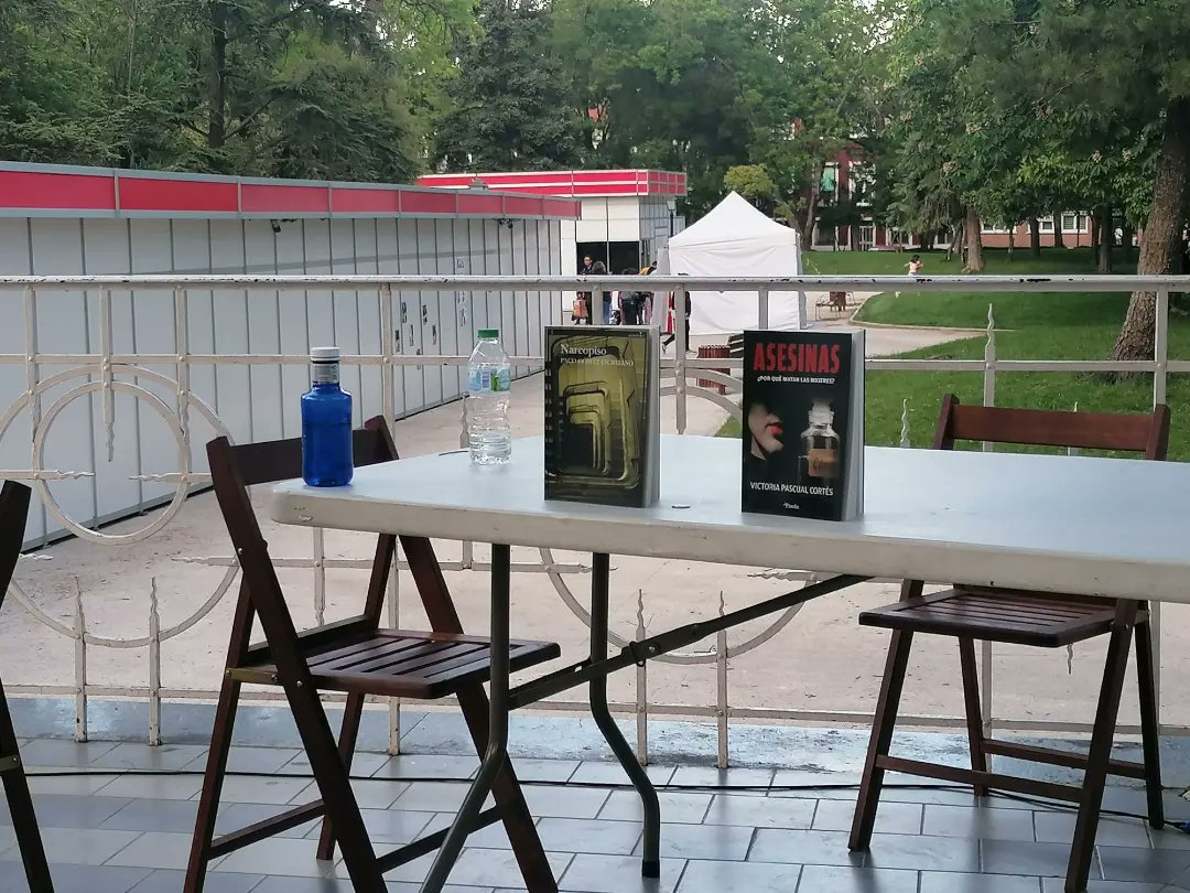 gomezescribano's tweet photo. En @certamen_gen, debatiendo con la criminóloga Victoria Pascual, moderados perfectamente por la comisaria Beatriz Gómez. Buen rato hemos echado. @AlrevesEditor https://t.co/7oLMF7jtLE