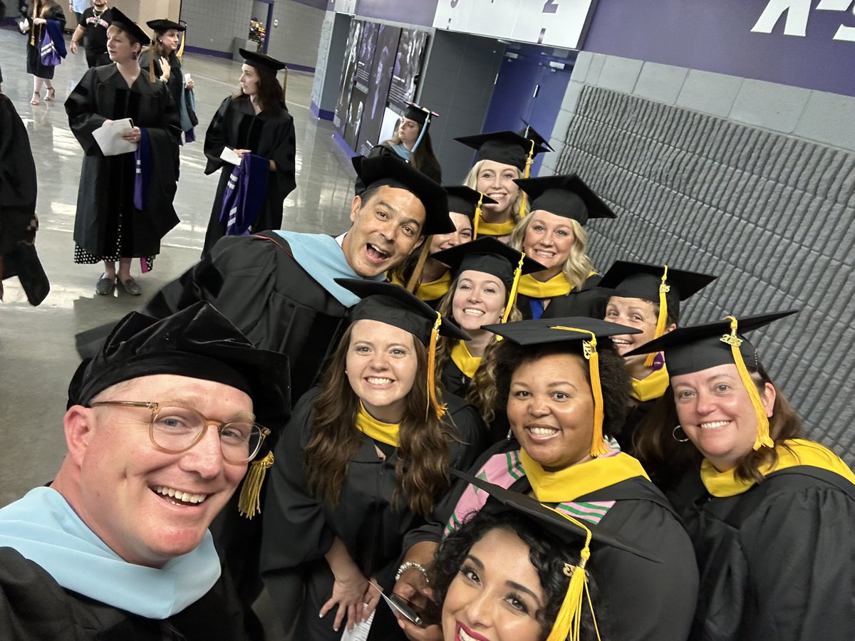MissMcKnight512's tweet photo. The @theSMSD KSU Masters of Ed Leadership graduates!!!!!! https://t.co/TSO2FpSzeM