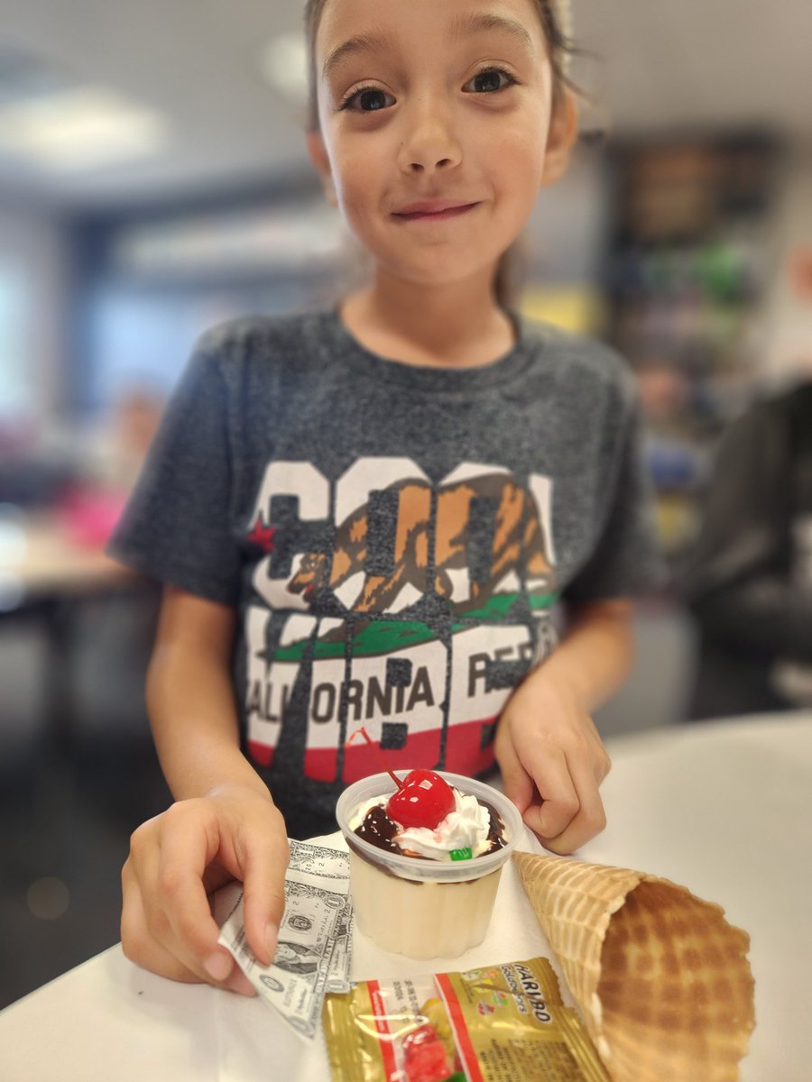 Karlacruzk's tweet photo. PFL week! Students worked to earn income. Then, they planned a budget to know how much they would need to get their perfect ice cream from the Ice Cream Shop!
@HumbleISD 
@SmithTrelice 
@HumbleISD_RPE 
@MsValdes_RPE https://t.co/fuPsTxfwL8
