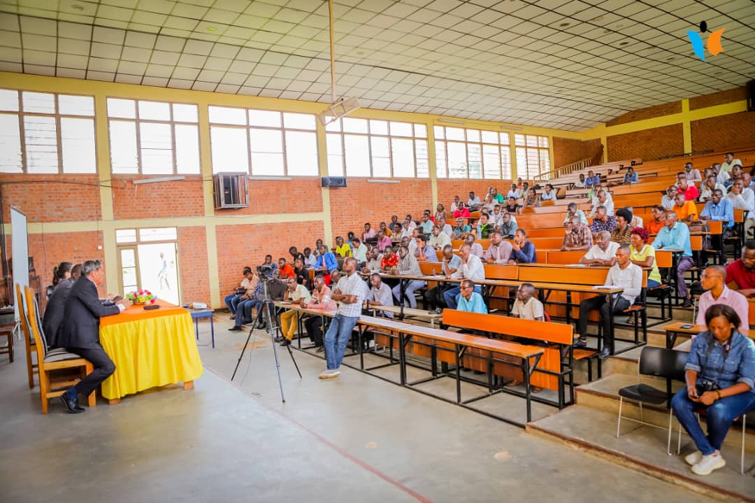 MagazineJimbere's tweet image. 🧑🏾‍🎓 Et si la #France était la meilleure destination pour les études supérieures pour les #jeunes burundais? La @franceauburundi &amp;amp; le @CampusBurundi tenaient ce 11/05/2023 une rencontre d'échanges sur les opportunités de bourses d'études avec les étudiants de #Master2 et du cycle