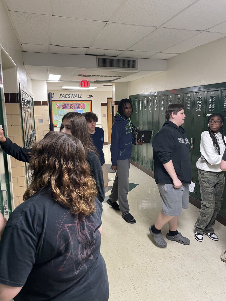 senormarkmac's tweet image. Scavenger Hunt of parts of a home and chores in Español 1 for these @Mehlville_HS Panthers #wearemehlville