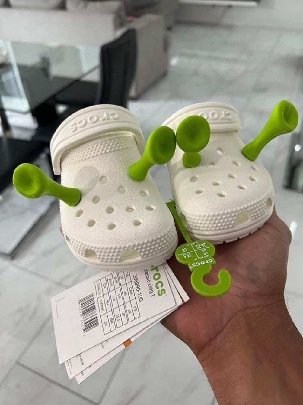 CHOQUEI on X: 🚨PESQUISA: Você usaria o crocs com o tema do Shrek