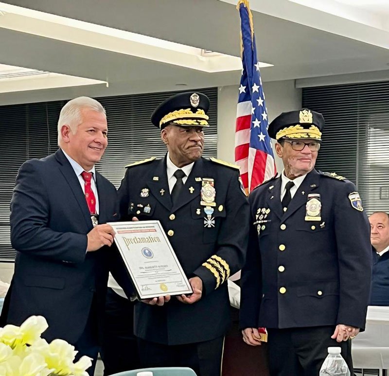 La bandera paraguaya mañana será izada con honores en la ciudad de Stamford, Connecticut, EEUU. El acto estará a cargo del Comisionado del Departamento de Policía de dicha ciudad, Roberto Aveiro, ciudadano paraguayo nacionalizado estadounidense.

➡️bit.ly/3O8f0vp