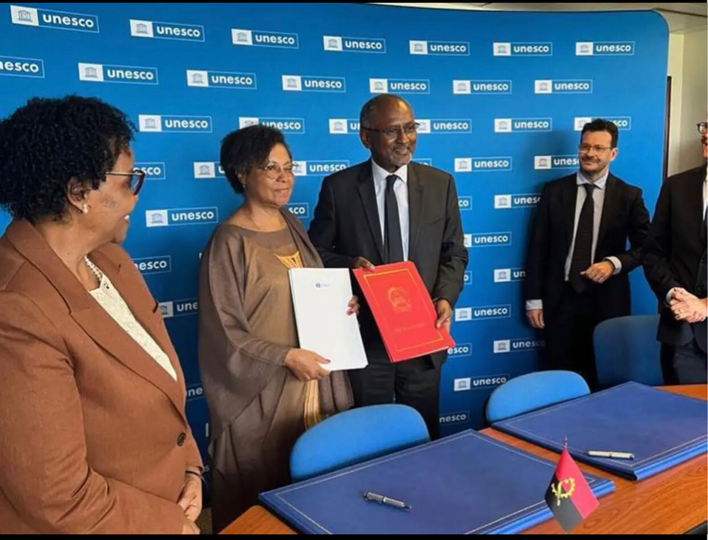 Angola and UNESCO renew collaboration towards the Biennale of Culture of Peace to be held in Luanda this year. Angolan UNESCO NatCom Chair and Minister of Education Luisa Grilo and the ADG for Priority Africa Matoko have signed the agreement this week in Paris 🇦🇴🇦🇴🇦🇴