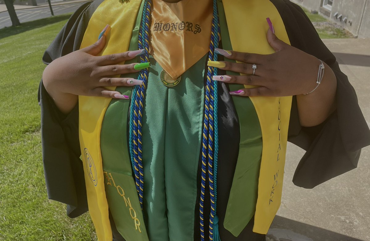 liltyaaa214's tweet photo. 4 years and one degree later 👩🏽‍🎓💚💛 Magna Cum Laude, Whitney Young Honors Collegium, &amp; Phi Alpha Honors Society✅📝 BIG GRAD BABY! https://t.co/e5oNtwkhDe