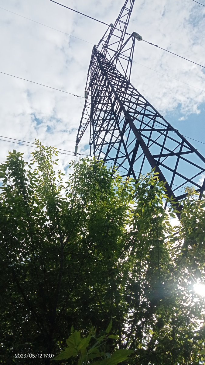 сёдня ходила с подругой достаточно далеко от дома, и там такую фотку сделала, мне так нравится, хоть в этой фотографии нет ничего особенного.