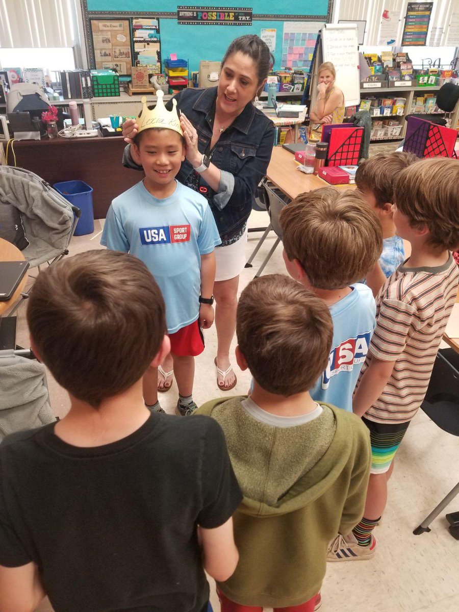 lizmachado68's tweet image. @Mrs_Virtucio officiates the grand coronation, anointing Michael, King of the Third Grade Lexia!  Congratulations on a job well done! #beartavernpride #core5 #mylexia #completedlevel21inlexia