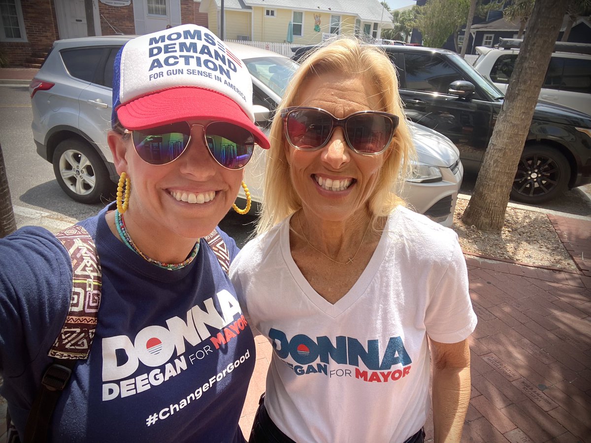 Loved running into the next mayor of Jax today!  Just happened to be twinning 💃🏼💃🏼 Y’all get to a poll and vote for @DonnaDeegan this weekend! #JaxTwitter #JaxPol