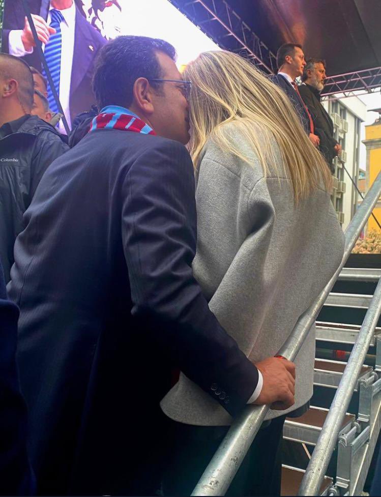 Hiç uzatmadan söyleyeyim…
Bugüne kadar gördüğüm en güzel miting…
En güzel siyasi figür…
Ve en güzel politikacı çift fotoğrafı bu kesinlikle…
Dilerim sevgi kazanır…
Aşk kazanır…
Dilerim samimiyet, iyi niyet ve güler yüz kazanır…
Çok güzeller be…