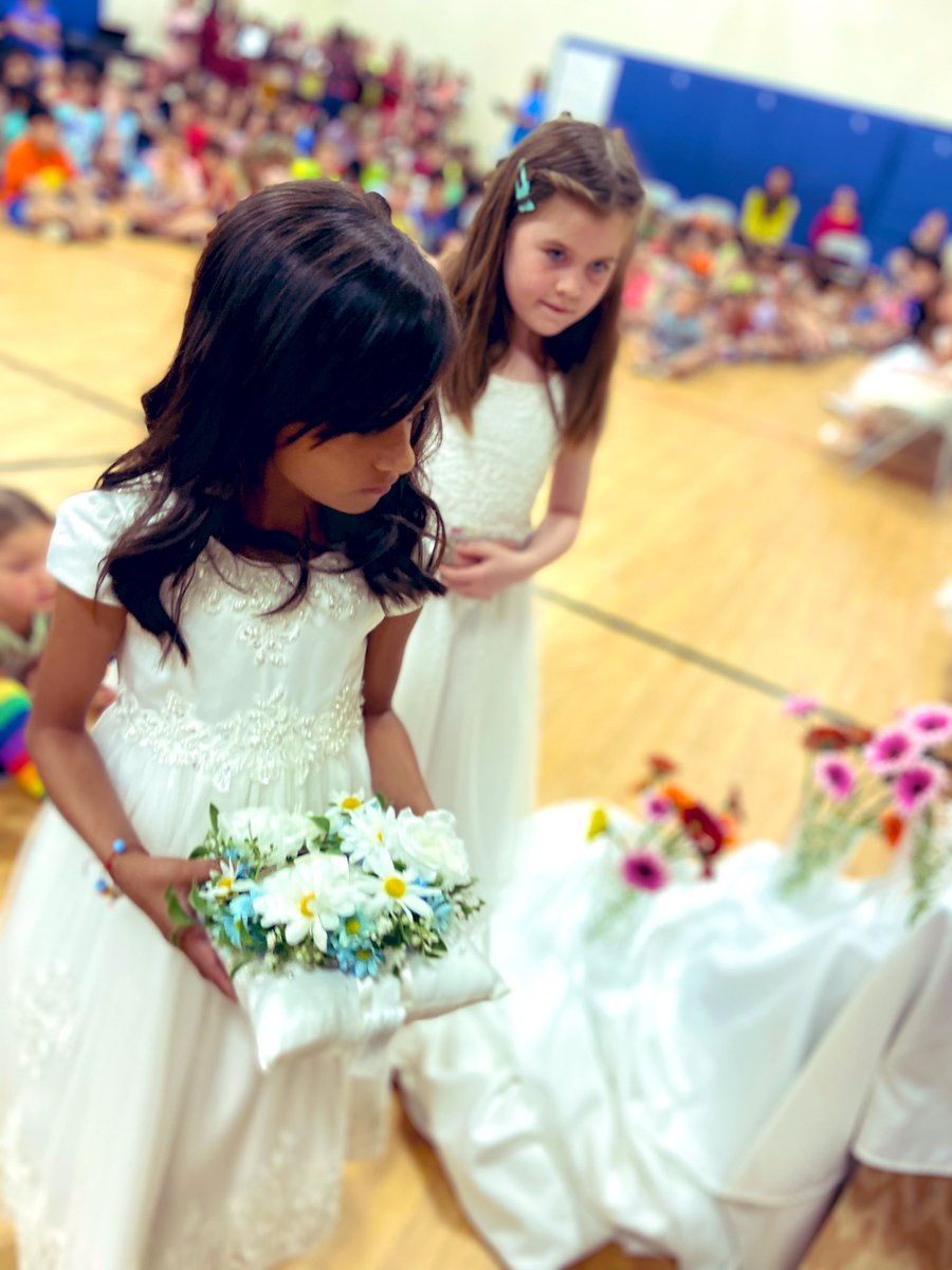 What a beautiful May Crowning Liturgy this morning! Thank you Father Godwin and Michael for coming &amp; thanks to our Grade 2 students and their teachers <a href="/mrs_saraphanian/">Saraphanian</a>, @MissNHamel and Mrs. Siek for leading us in this special celebration. 💐 📿 <a href="/HCDSB/">Halton Catholic DSB</a> #HCDSBbelieve