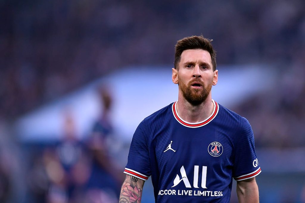 CulerYRonaldo's tweet photo. Ronaldo goes to Saudi Arabia at 38

NARRATIVE: "No European team wants him. Such a pity. He's finished."

Messi goes to Saudi Arabia at 35

NARRATIVE: "He's won everything. He’s leaving because it’s best for him and his family."

The double standards that has always existed. https://t.co/HeQVNMHp0X