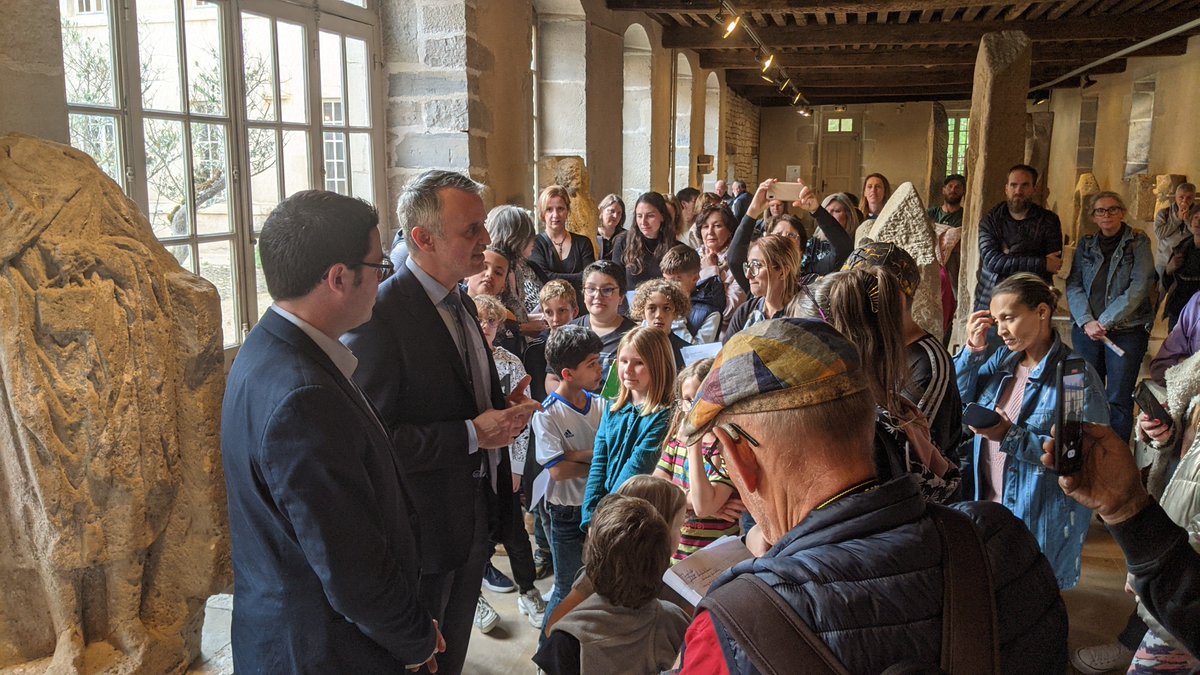 La classe, l'oeuvre ! 🖼️🎨
80 élèves, du CP au CM2, de l’école du boulevard à Vesoul exposent leurs productions plastiques au musée Georges-Garret. Vernissage de l'exposition en présence de @phdestable, IA-DASEN #EAC <a href="/NathalieAlber15/">Nathalie Albert-Moretti</a> <a href="/acbesancon/">Académie de Besançon</a> <a href="/DraeacBFC/">DRAEAC</a>
<a href="/vesoul_and_co/">Vesoul and Co</a>