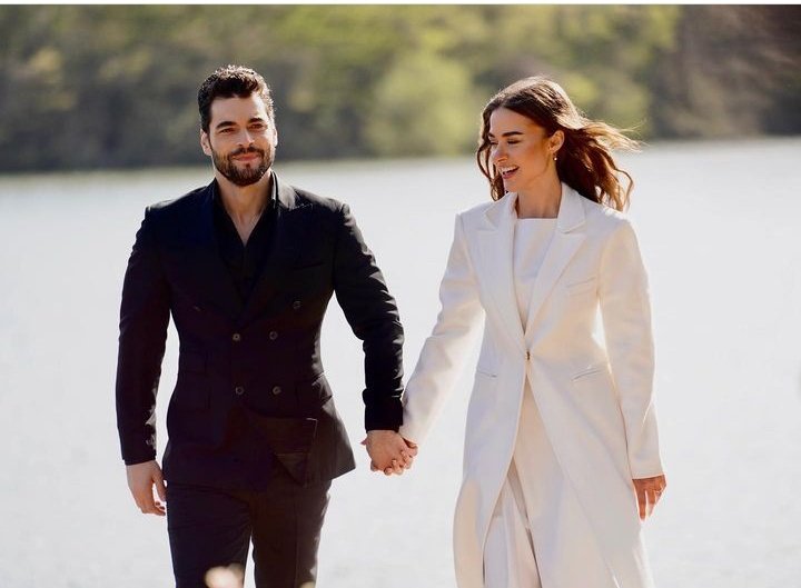 Mercede85887125's tweet photo. Se los extraña porque nos regalaron las. Mejores escenas y lo momentos umrem únicos porque solo ellos pudieron hacerlo  éxito  #umrem #AkinAkınözü #Benso 🥰🌹💕 https://t.co/4moVMBR40h