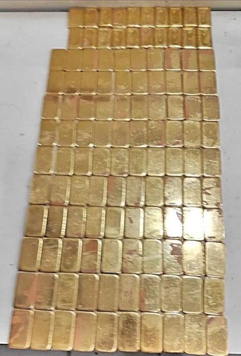 deepali53882005's tweet photo. Joint Commissioner DRI SAMEER WANKHEDE seized 20 kg of Gold !

The cop who believes in the oth he took to serve the nation ! 
@jasmeen23_ @KrantiRedkar 

#RealSingham #SameerWankhede 
@swankhede_IRS 

#ITrustSameerWankhede 
#ISupportSameerWankhede https://t.co/MWBa1k1ID8