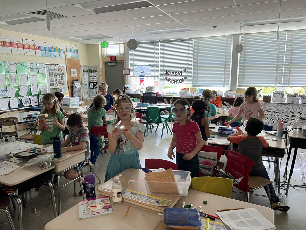 KatieKnightBCPS's tweet photo. How do materials affect a beam of light?  I see a rainbow!!! @Kingsville_BCPS https://t.co/kPmeagNabo