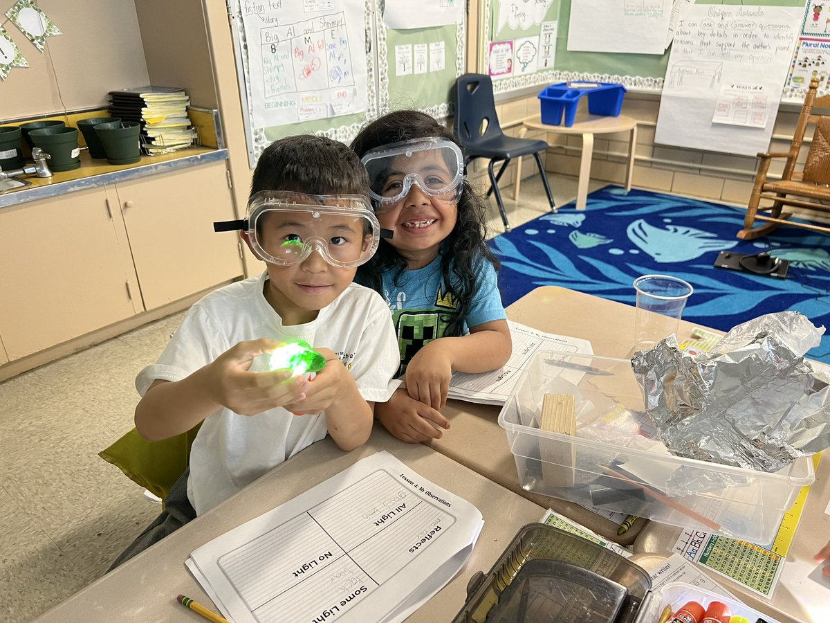 KatieKnightBCPS's tweet photo. How do materials affect a beam of light?  I see a rainbow!!! @Kingsville_BCPS https://t.co/kPmeagNabo