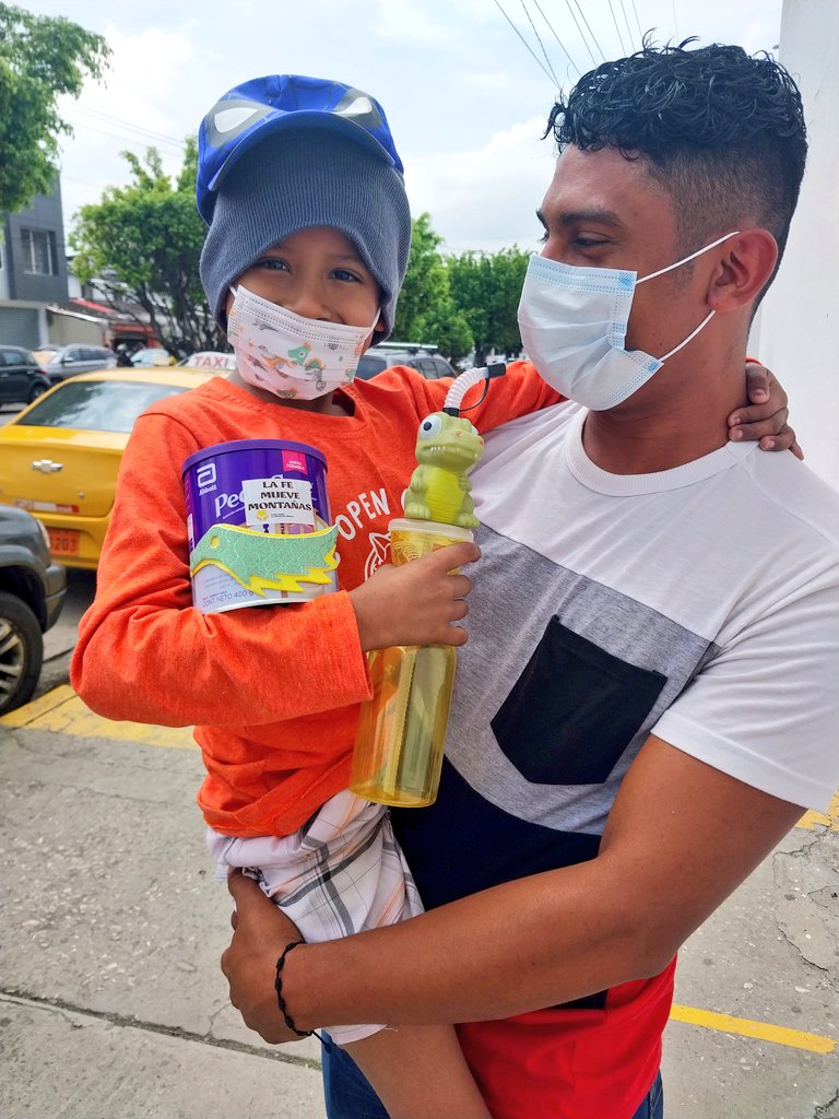 PaolaSmith2812's tweet photo. Recién dado de alta conocí a Oliver con un sarcoma🥺 vomitando, solazo y esperando un taxi que le canceló la carrera hasta Laurel (por Daule) 🥺 yo ya lo había visto, me crucé a darle Pediasure, tuve que conseguir un carro que los pueda llevar hasta casa🙌🏽#instrumentodeDios #rt https://t.co/5YMgUDgSKl