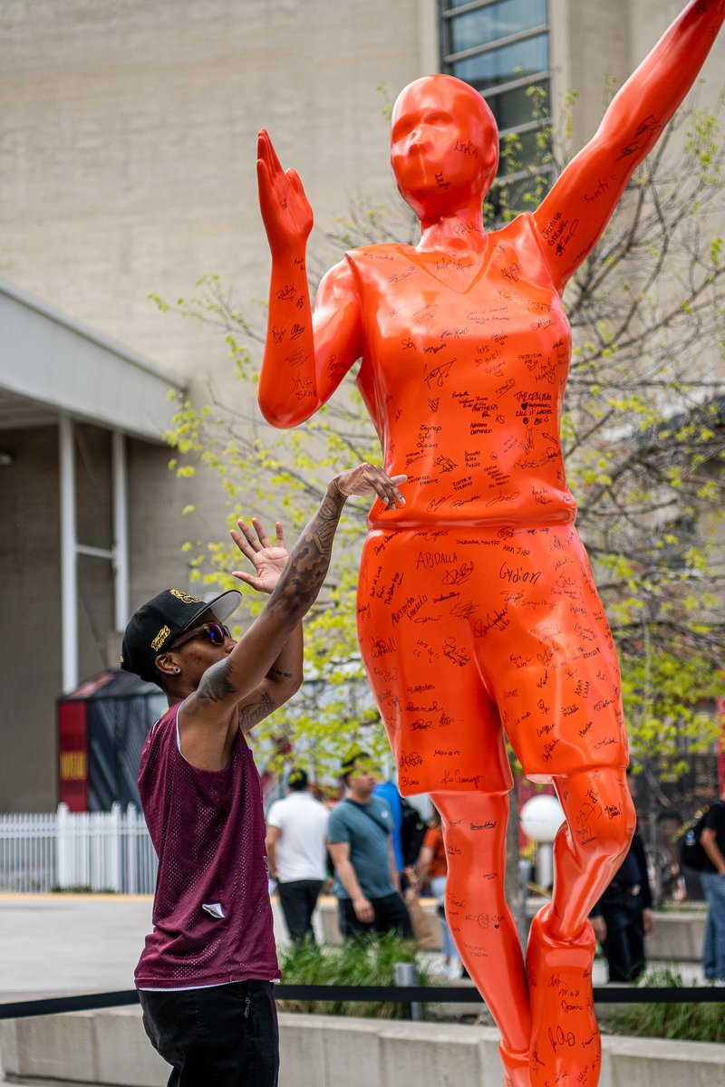 NBACanada's tweet photo. The larger-than-life Signed, Toronto WNBA sculpture is touring the city collecting YOUR signatures! ✍️ Show support, sign the sculpture and enter for a chance to win tickets to the first ever WNBA Canada Game presented by @TangerineHoops
 #WNBACanadaGame #SignedToronto https://t.co/uktHSfgWAr