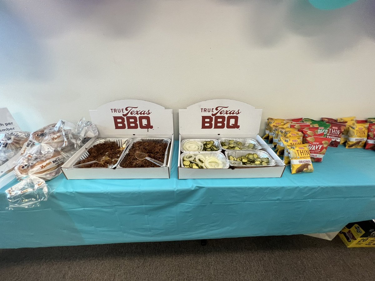 USHistCardenas's tweet photo. Felt really appreciated this week. Thanks to the staff at @DVISD_OC and all the donations @HEB @texasroadhouse @CrumblCookies @ErinCondren @VoodooDoughnut @TrudysTexMex @bahamabucks @Pluckers https://t.co/2zXdzLHnmd
