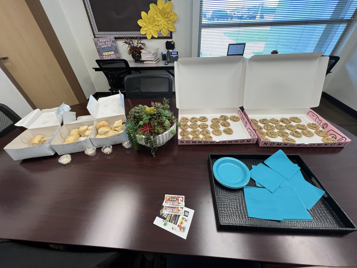 USHistCardenas's tweet photo. Felt really appreciated this week. Thanks to the staff at @DVISD_OC and all the donations @HEB @texasroadhouse @CrumblCookies @ErinCondren @VoodooDoughnut @TrudysTexMex @bahamabucks @Pluckers https://t.co/2zXdzLHnmd