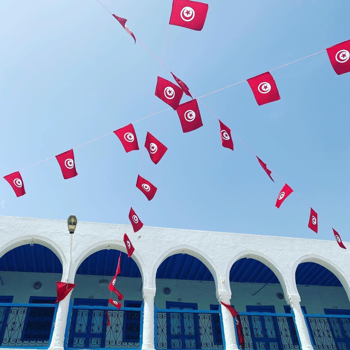 La réalité de la haine anti-juif en Tunisie. 

Depuis l’attentat de Mardi ciblant les pèlerins de la Ghriba et ayant fait 5 morts, les leaders d’opinions tentent de faire qu’il n’y a pas d’anti-sémitisme en Tunisie.
C’est faux. Petit thread. 1/8