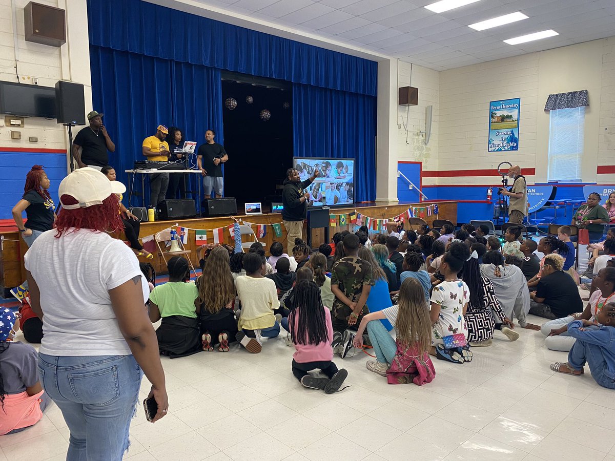 ChandaJEpps's tweet image. @Janeh_bryan’s SOL Pep Rally #BeyondTheTest was so awesome! Kudos to the Bryan Team for planning this fun &amp;amp; motivational event! 🎉Thanks @HelemaVandivier for the invite! I enjoyed every minute!#WeAreHCS #IzzyTheDJ @HCS_TitleI