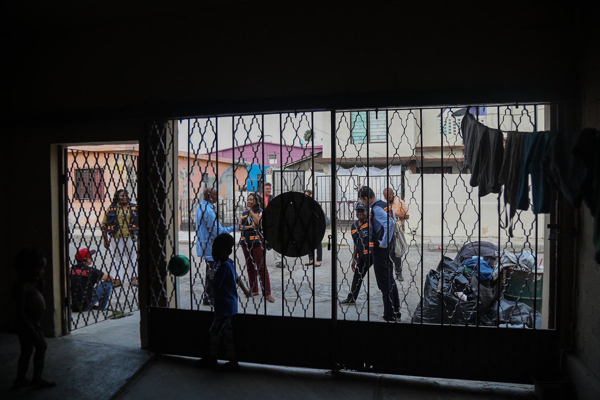 laurenmurphypho's tweet photo. I’ve been observing at the US-MEX border with a massive delegation of human rights experts as title 42 ends and the use of the highly inaccessible CBP One app system begins. https://t.co/mJ4zeY2pzw