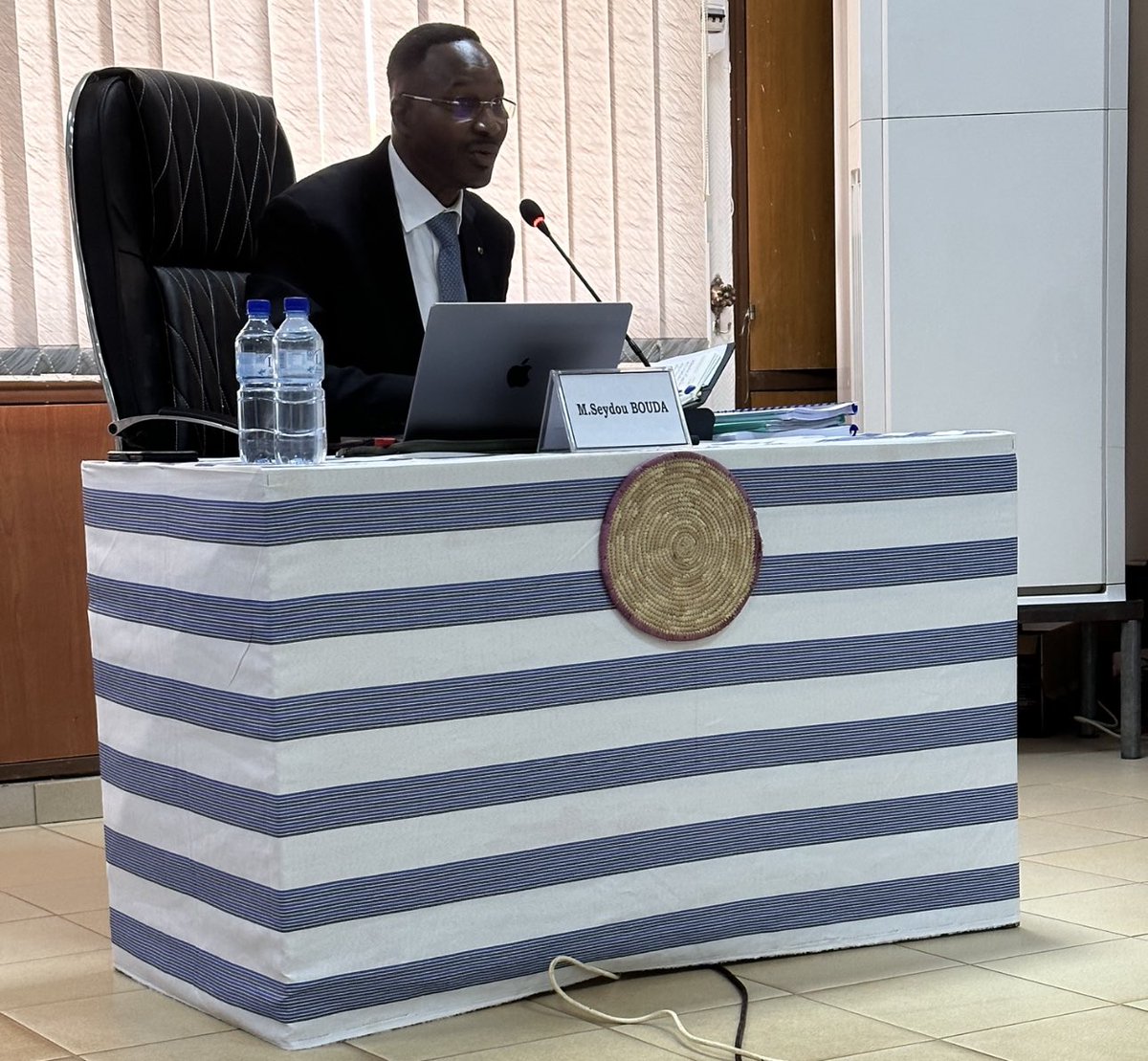 mosse2015's tweet photo. #SOUTENANCE_DE_THESE

Présent à la soutenance du camarade Seydou BOUDA, ce vendredi 12 mai 2023 à Université virtuelle de Ouagadougou, en vue de l'obtention du diplôme de Docteur en Sciences économiques de l'Université Clermont Auvergne- France, je tiens à traduire mes chaleureuses et vives félicitations à l'impétrant pour cet énième diplôme. 

"Place et rôle du capital humain dans le développement du Burkina Faso", c'est sur ce thème que notre camarade a présenté et défendu avec brio sa thèse de doctorat. 

Je souhaite une excellente suite de carrière professionnelle à ce grand homme disposé à mettre ses nouvelles connaissances et compétences au service du développement de son pays, le Burkina Faso et partant de toute l'Afrique.

Bon vent à toi avec mes vœux de plein succès, cher Docteur.