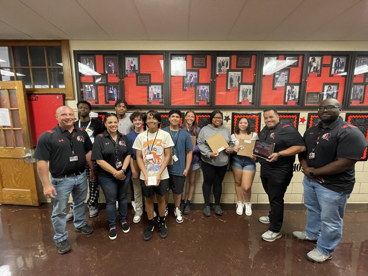 Our admin team;⁦@calvarezfields⁩, ⁦@PeraltaDawe⁩, ⁦@CarlDarius1, & ⁦@MichaelCeloski⁩ present the initial tranche of Title I Attendance Incentive winners with their iPads and AirPods.
#AttendanceMatters #RHSBelievesInSuccess #RahwayAllDay