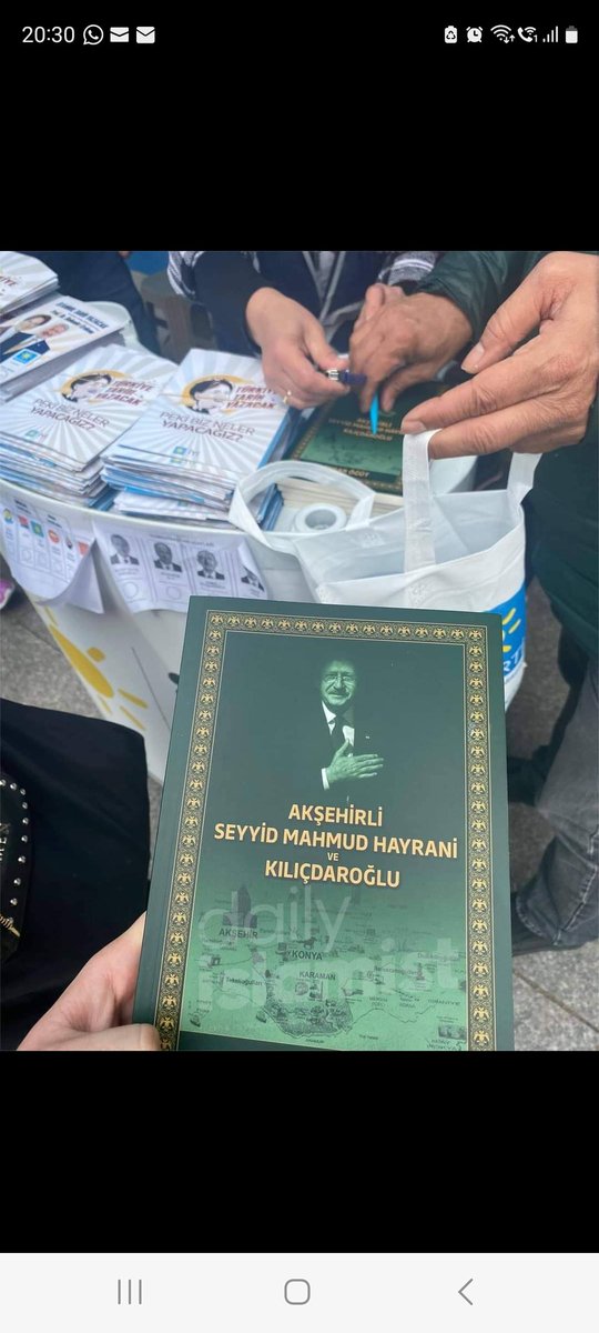 İstanbul Fatih’teki İYİ Parti standında, Kılıçdaroğlu’nun Peygamber soyundan geldiği iddialarını içeren bir kitap dağıtılıyor.