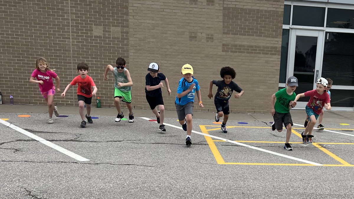 MadisonPlaceK5's tweet photo. 👍🏼👍🏼
I think it’s safe to say that @jendelp11’s #2ndGradeMD would give Field Day 2022-23 two thumbs up! @Phys_EDucate https://t.co/gJkIxUVygx
