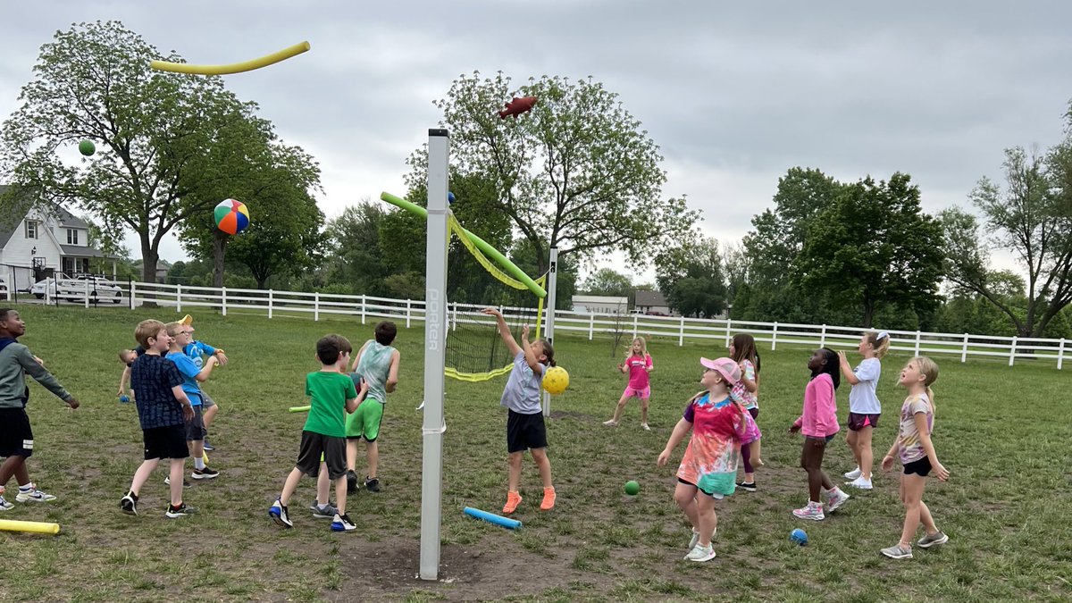 MadisonPlaceK5's tweet photo. 👍🏼👍🏼
I think it’s safe to say that @jendelp11’s #2ndGradeMD would give Field Day 2022-23 two thumbs up! @Phys_EDucate https://t.co/gJkIxUVygx