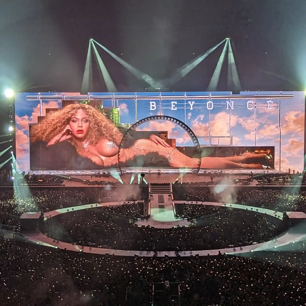 THUGGABEY's tweet photo. The Formation Tour is DUST compared to this insanity 😭🪩 https://t.co/lw3l27bMGB