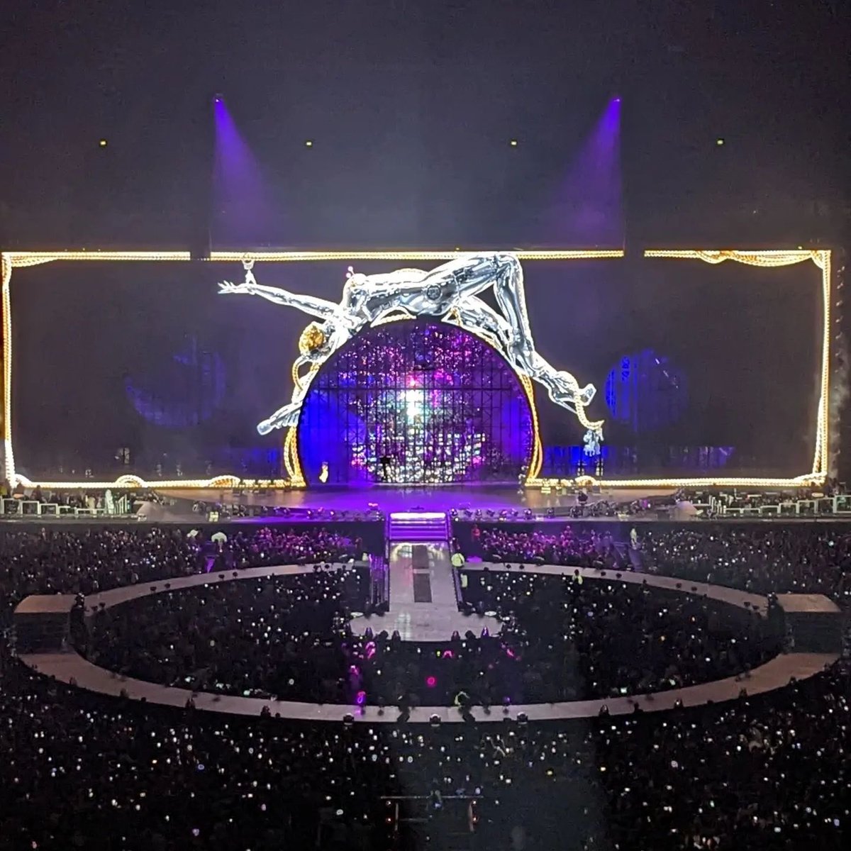 THUGGABEY's tweet photo. The Formation Tour is DUST compared to this insanity 😭🪩 https://t.co/lw3l27bMGB