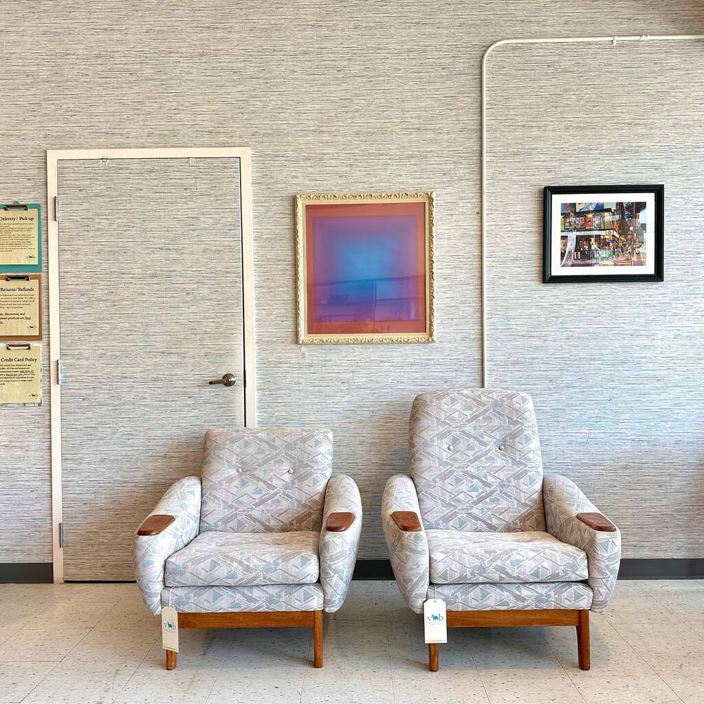 Ok I will admit, that while I was a 90’s teenager, I’ve never been thrilled with 90’s era fabric. Until NOW! Normally I’m like “take that to the workshop. We are reupholstering it.” The team is usually heart broken…….Not today Satan. Not today! I ❤️ … instagr.am/p/CsJv2VfALKB/