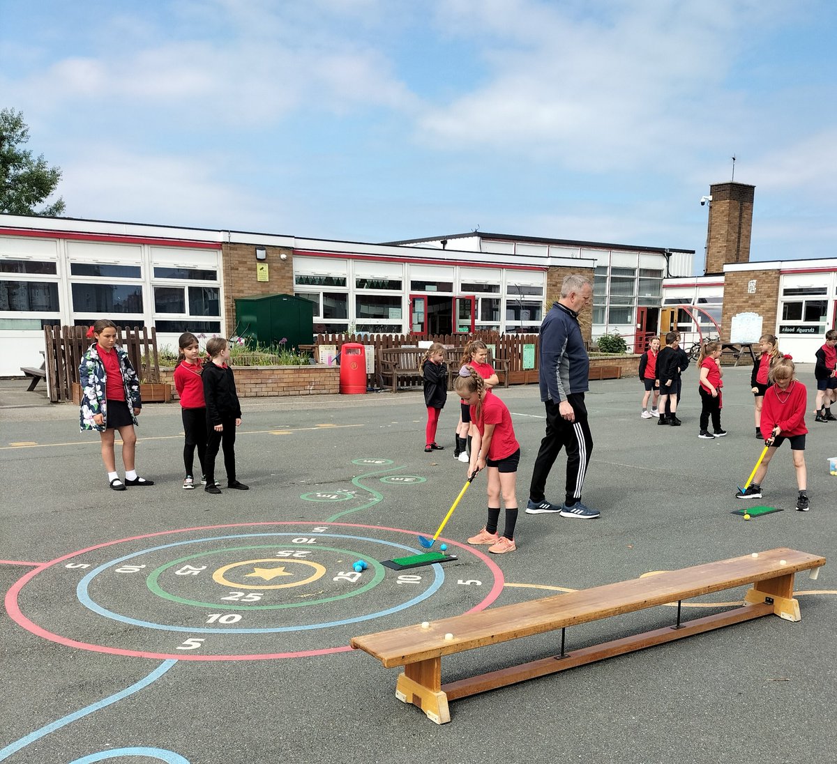 Lots of healthy confident individuals in Yr 3 as they practised golf and basketball skills in PE #YBHYEAR3 #YBHHCI